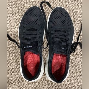 Size 7 women’s crocs tennis shoes